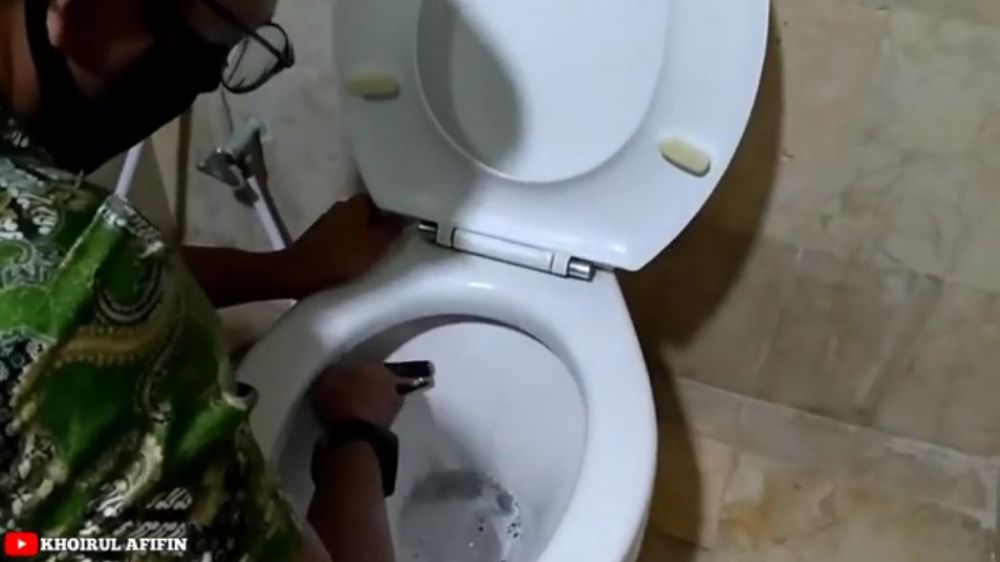 Trik bersihkan kerak kloset ala mekanik ini tanpa disikat sitrun, hanya dengan 1 bahan minuman