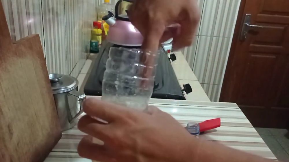 Trik simpel menangkap cicak tanpa ditangkap tangan, cuma andalkan 3 bahan dapur