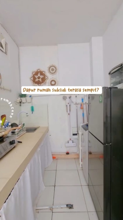 Dapur rumah subsidi ini awalnya terasa sempit, 9 potret hasilnya usai makeover jadi bikin plong