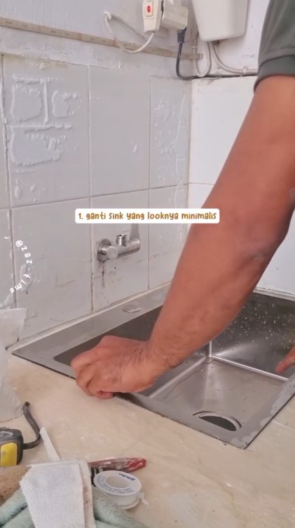 Dapur rumah subsidi ini awalnya terasa sempit, 9 potret hasilnya usai makeover jadi bikin plong