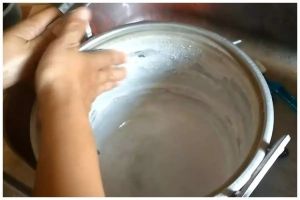 Trik jitu hilangkan kerak kapur membandel di panci, hasil kinclong pakai 1 bahan sederhana