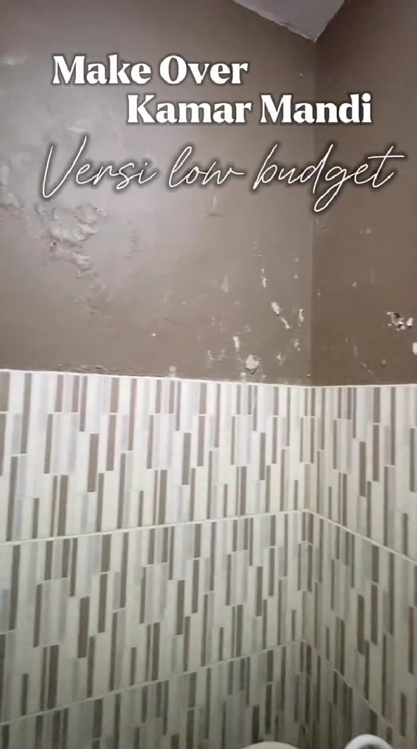Modal wallpaper 4 ribuan, 9 potret makeover kamar mandi versi low bujet ini hasilnya jadi kian mewah