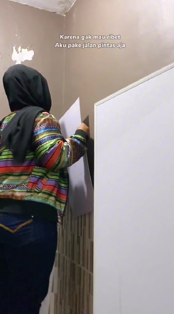 Modal wallpaper 4 ribuan, 9 potret makeover kamar mandi versi low bujet ini hasilnya jadi kian mewah