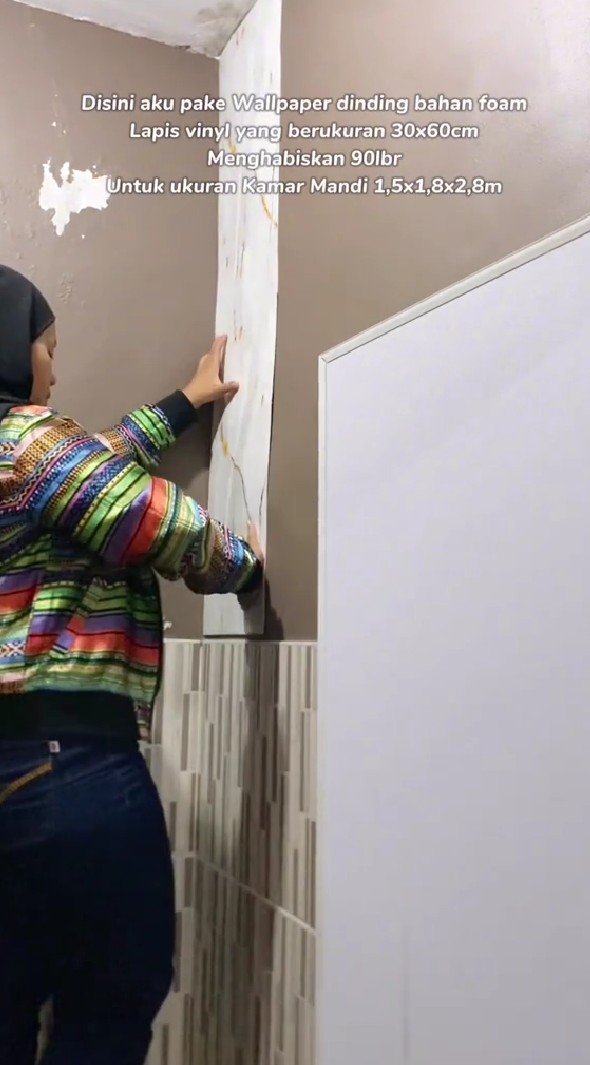 Modal wallpaper 4 ribuan, 9 potret makeover kamar mandi versi low bujet ini hasilnya jadi kian mewah