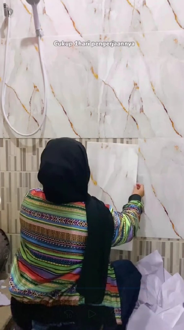 Modal wallpaper 4 ribuan, 9 potret makeover kamar mandi versi low bujet ini hasilnya jadi kian mewah