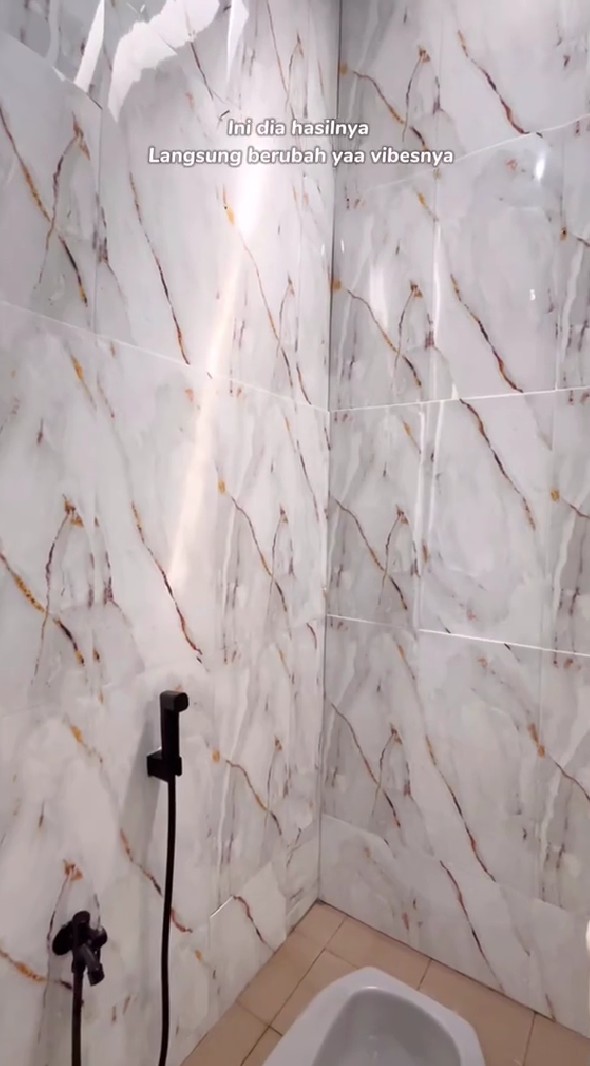 Modal wallpaper 4 ribuan, 9 potret makeover kamar mandi versi low bujet ini hasilnya jadi kian mewah
