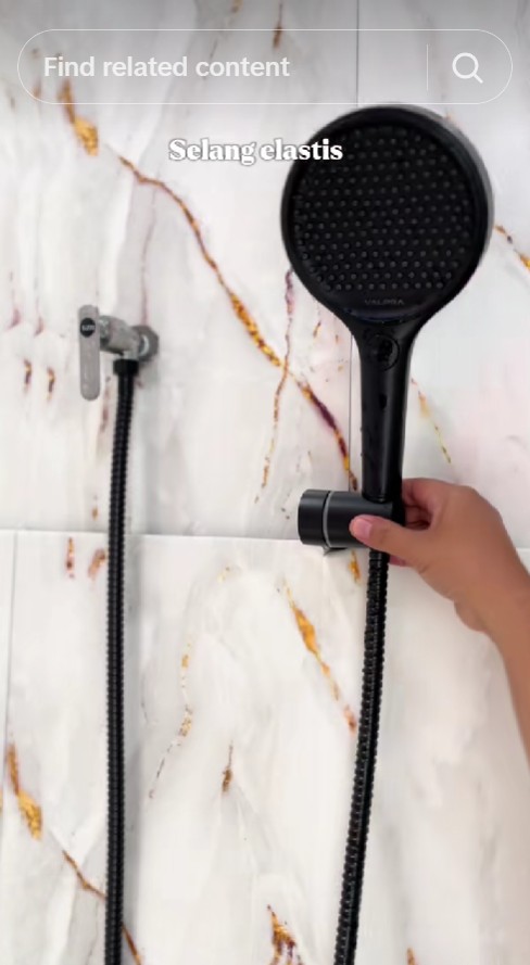 Modal wallpaper 4 ribuan, 9 potret makeover kamar mandi versi low bujet ini hasilnya jadi kian mewah