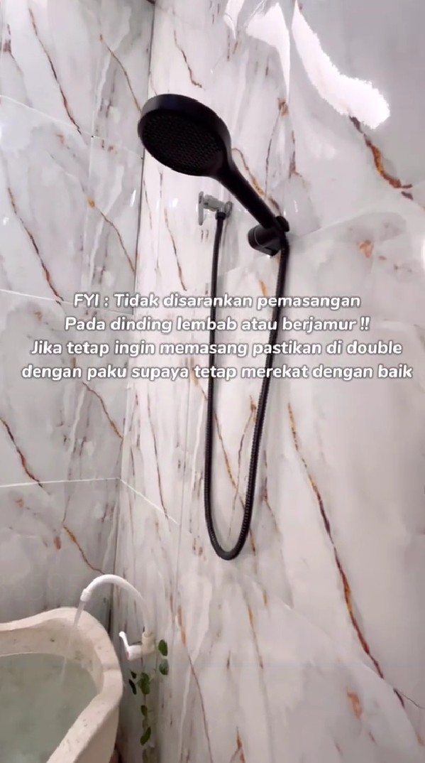 Modal wallpaper 4 ribuan, 9 potret makeover kamar mandi versi low bujet ini hasilnya jadi kian mewah