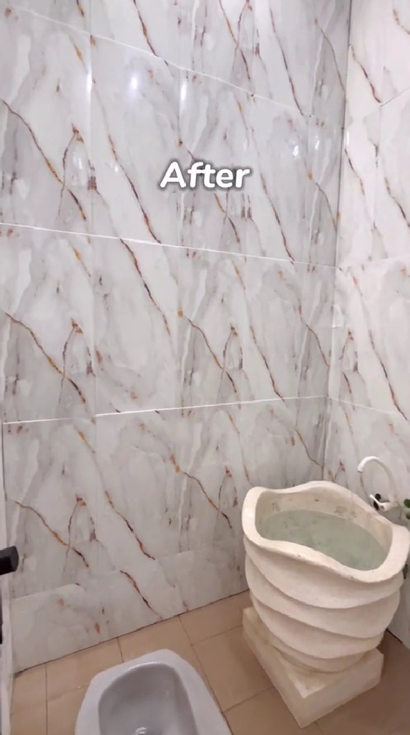 Modal wallpaper 4 ribuan, 9 potret makeover kamar mandi versi low bujet ini hasilnya jadi kian mewah