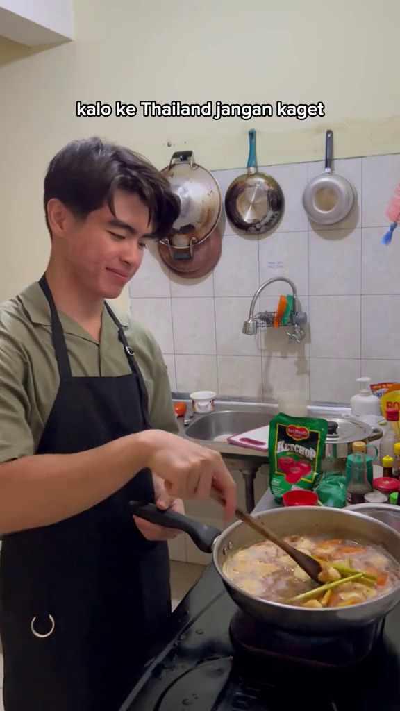 Tanpa kitchen set, intip 9 potret dapur rumah Steven Wongso yang sederhana pol