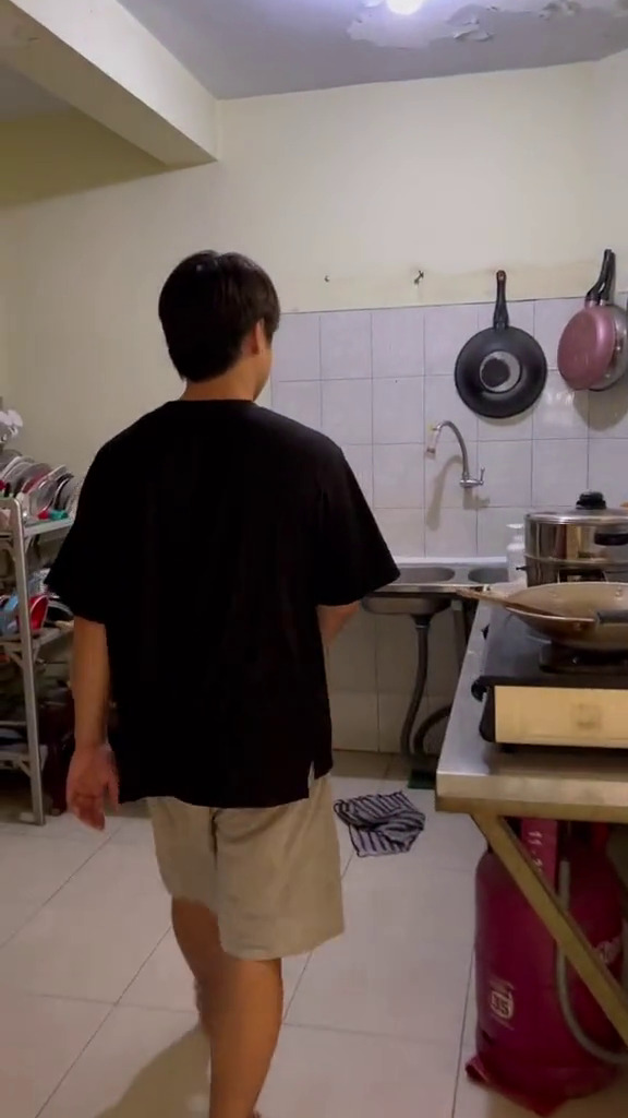 Tanpa kitchen set, intip 9 potret dapur rumah Steven Wongso yang sederhana pol