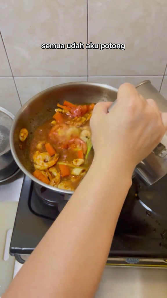 Tanpa kitchen set, intip 9 potret dapur rumah Steven Wongso yang sederhana pol