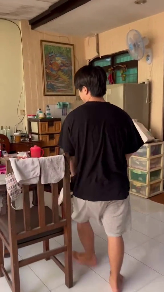 Tanpa kitchen set, intip 9 potret dapur rumah Steven Wongso yang sederhana pol