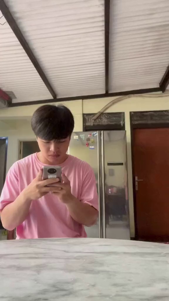 Tanpa kitchen set, intip 9 potret dapur rumah Steven Wongso yang sederhana pol