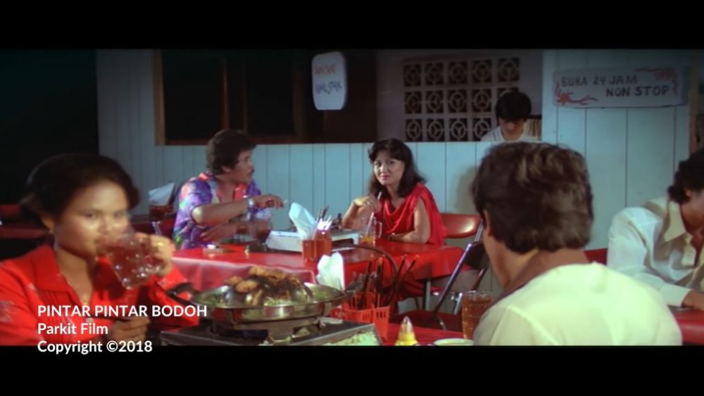 Wanita baju merah yang digoda Kasino Warkop ini langganan peran antagonis, intip 11 potretnya