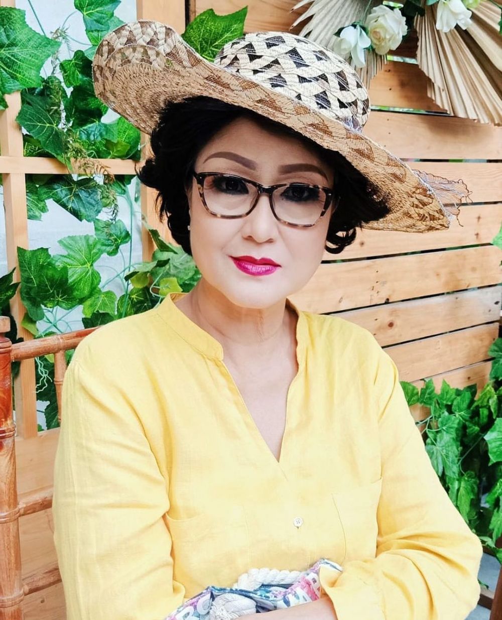 Wanita baju merah yang digoda Kasino Warkop ini langganan peran antagonis, intip 11 potretnya