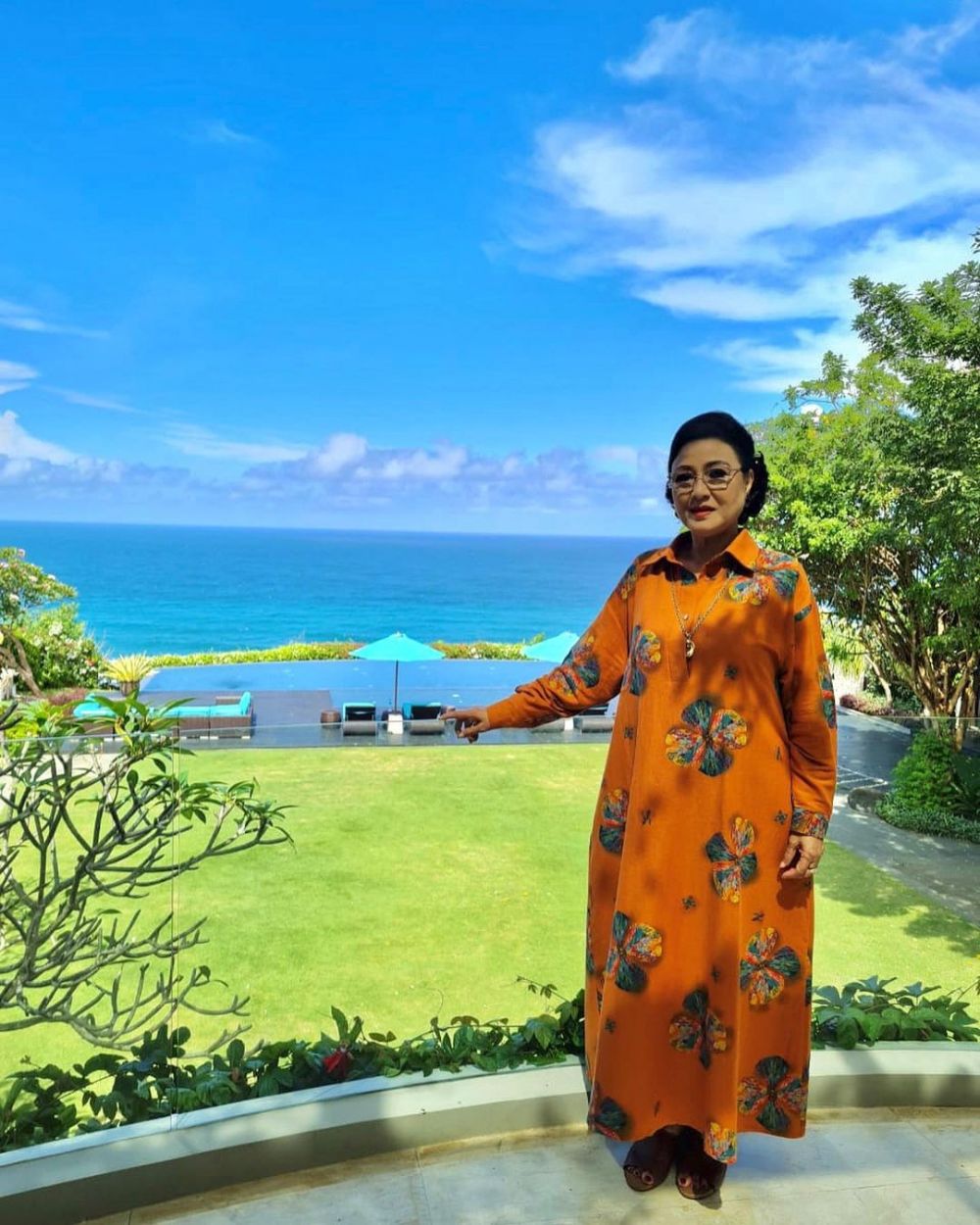 Wanita baju merah yang digoda Kasino Warkop ini langganan peran antagonis, intip 11 potretnya