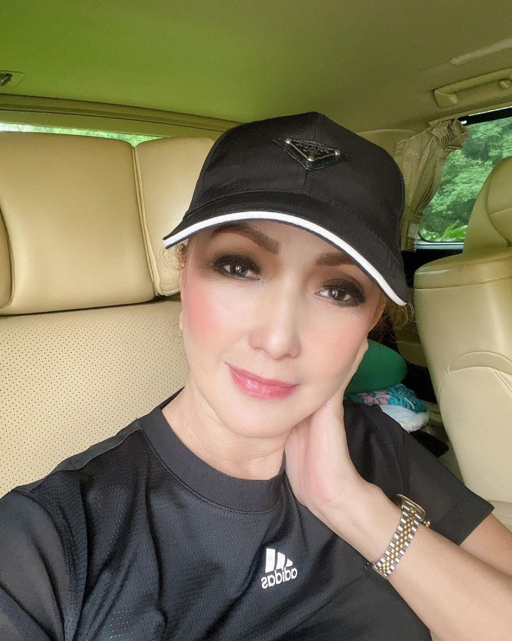 Adik Kasino di film Warkop DKI ini tetap body goals di usia 65 tahun, intip 11 potret terbarunya