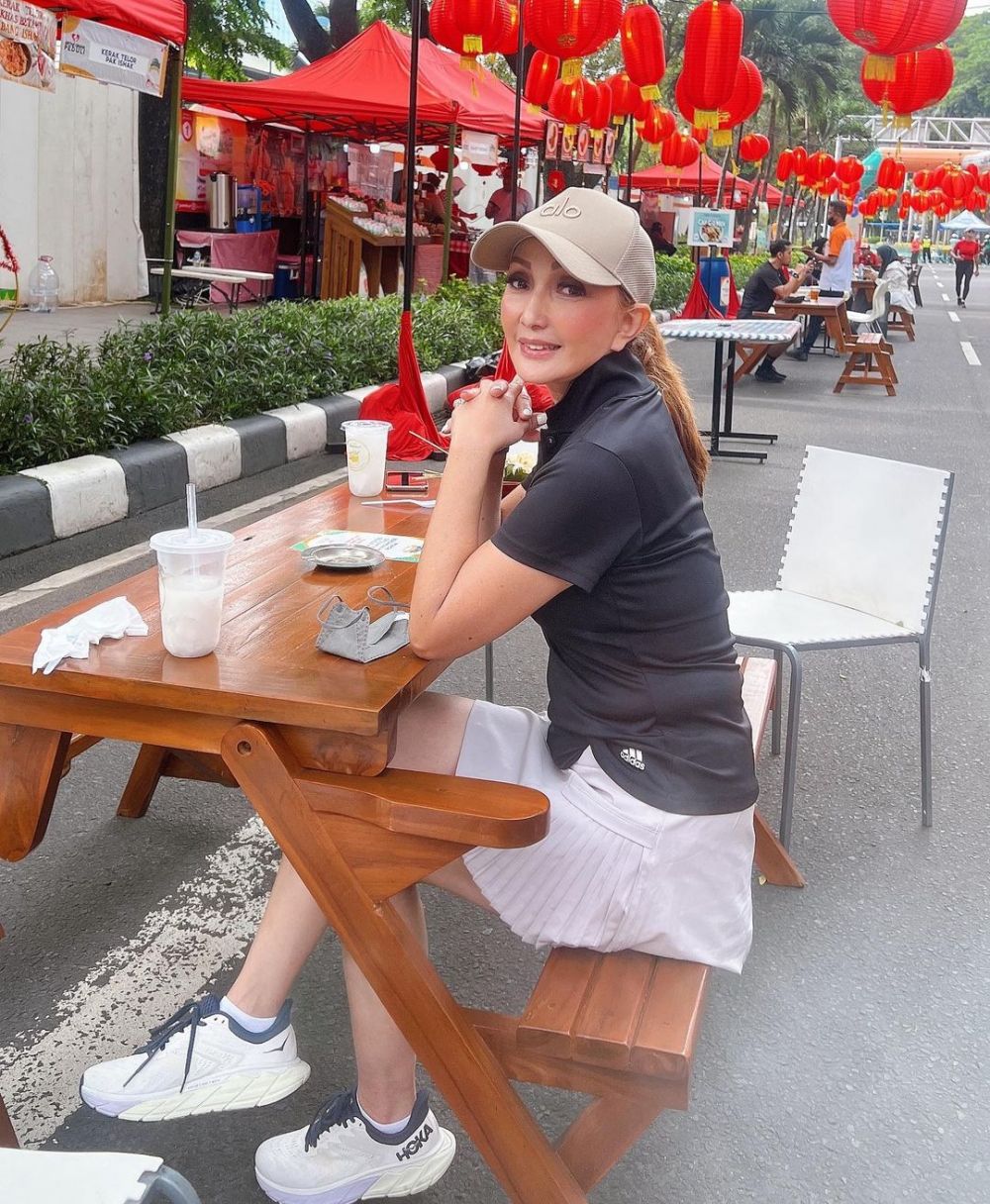 Adik Kasino di film Warkop DKI ini tetap body goals di usia 65 tahun, intip 11 potret terbarunya