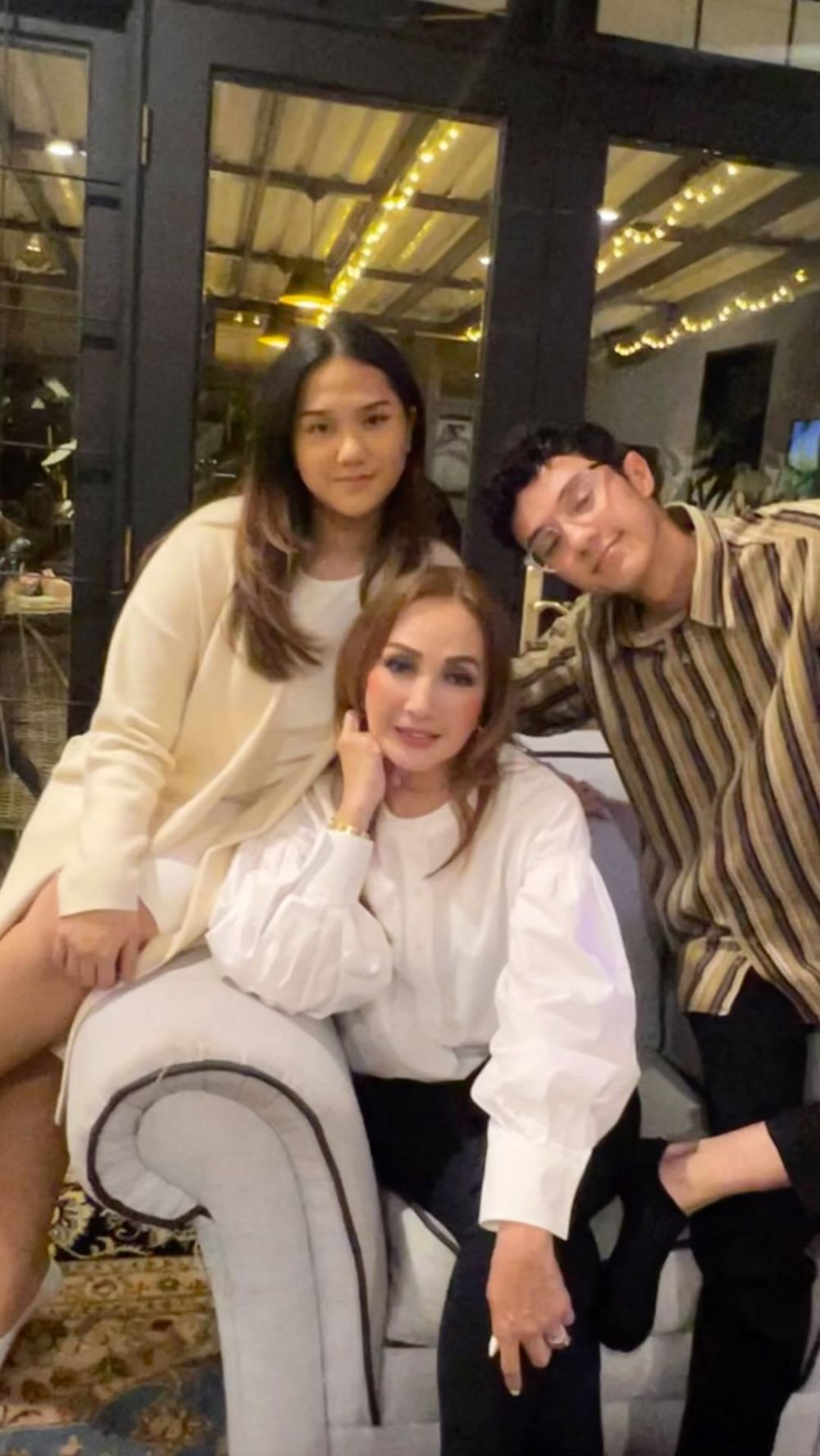 Adik Kasino di film Warkop DKI ini tetap body goals di usia 65 tahun, intip 11 potret terbarunya