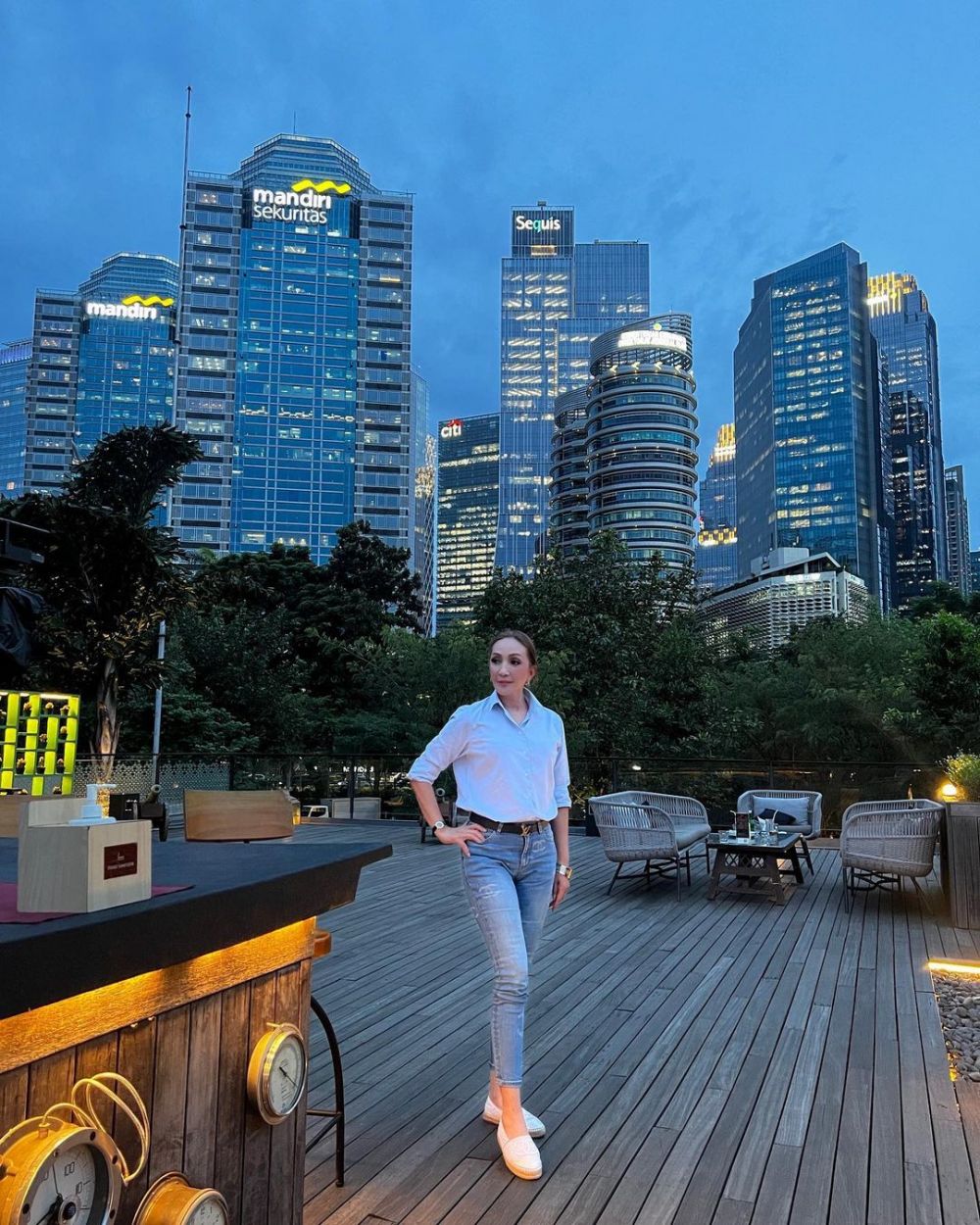 Adik Kasino di film Warkop DKI ini tetap body goals di usia 65 tahun, intip 11 potret terbarunya