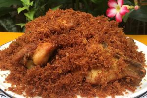 Resep ayam serundeng kelapa yang gurih dan berempah, mudah dibuat di rumah