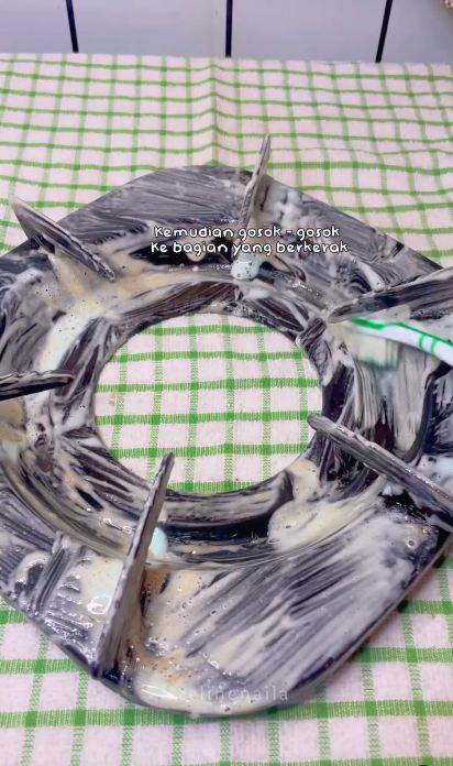 Trik basmi kerak dan noda minyak di tatakan kompor ala emak-emak, tanpa cuma cuma pakai 2 bahan dapur