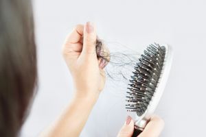 Cara buat minyak rambut supaya lebih lebat dan bantu cegah rontok, cukup pakai 1 bahan dapur ini