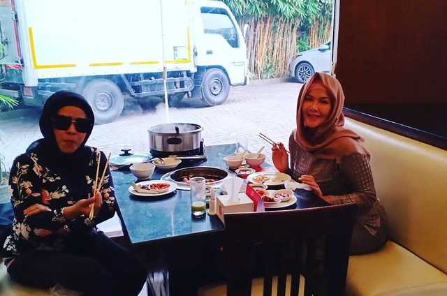 Kini jadi IRT dulu Lisa pacar Dono primadona Warkop DKI di Bebas Aturan Main, ini 9 potret terbarunya