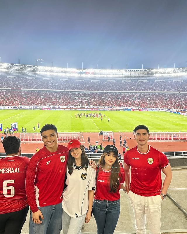 Makin pamer kedekatan, Verrell Bramasta terciduk nonton Indonesia vs Bahrain bareng Fuji, 9 momennya