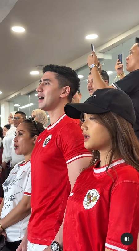 Makin pamer kedekatan, Verrell Bramasta terciduk nonton Indonesia vs Bahrain bareng Fuji, 9 momennya