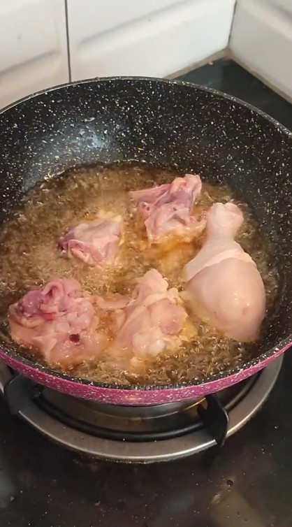 Bukan dioles pasta gigi, begini trik mudah agar tangan tak melepuh usai kena cipratan minyak panas