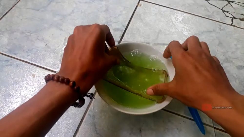 Trik mudah memutihkan casing HP menguning agar bening lagi tanpa digosok, cuma pakai 2 bahan dapur