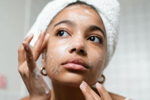 Cara pudarkan garis halus pakai krim antiaging dari 2 jenis buah, wajah auto kencang dalam sepekan