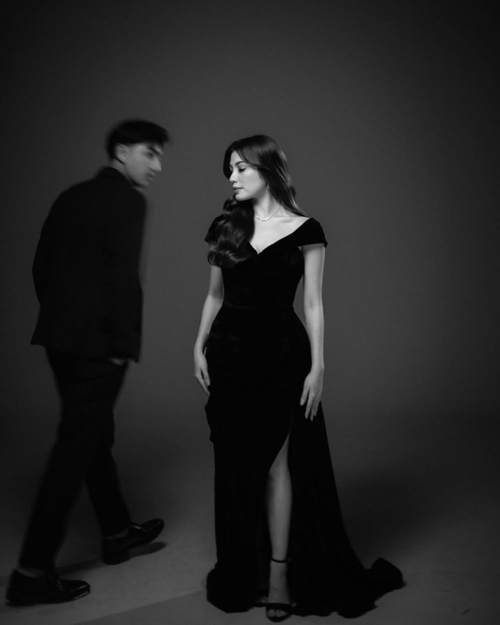 Siap nikah usai 4 tahun pacaran, 9 potret prewedding Harris Vriza dan Haviza Anjani berkonsep monokrom