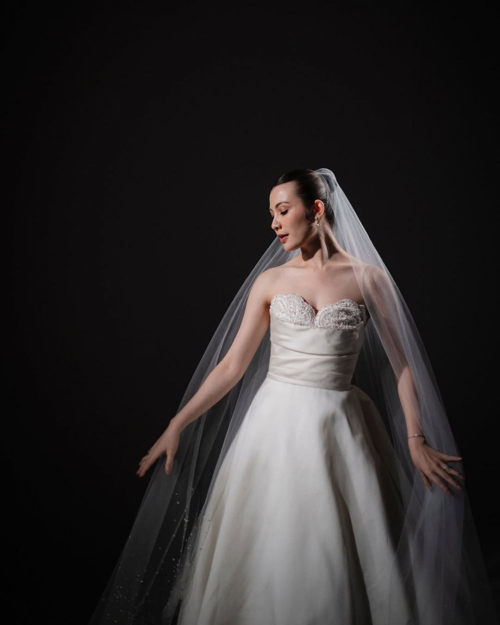 Siap nikah usai 4 tahun pacaran, 9 potret prewedding Harris Vriza dan Haviza Anjani berkonsep monokrom