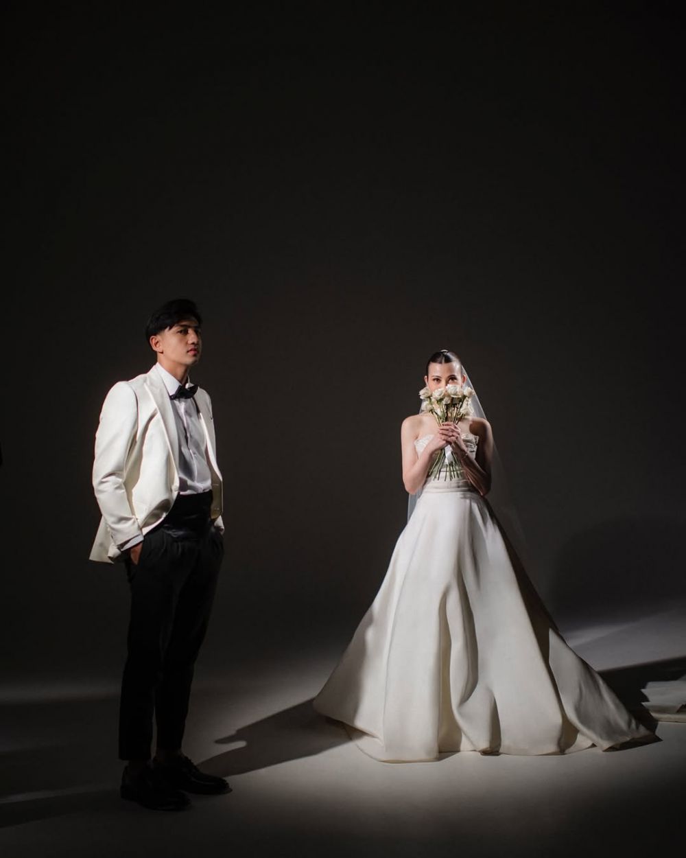 Siap nikah usai 4 tahun pacaran, 9 potret prewedding Harris Vriza dan Haviza Anjani berkonsep monokrom