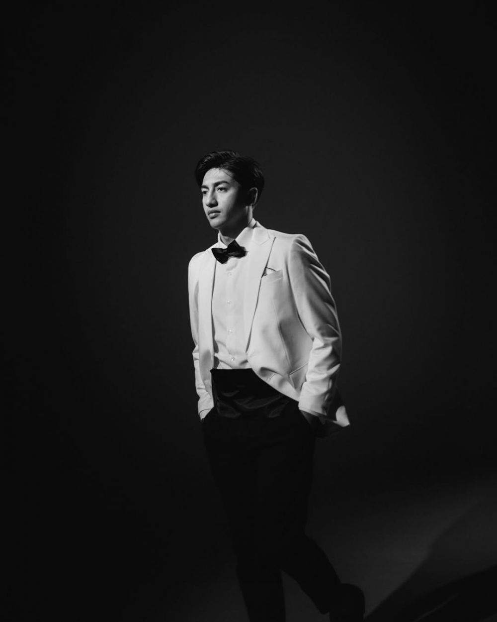 Siap nikah usai 4 tahun pacaran, 9 potret prewedding Harris Vriza dan Haviza Anjani berkonsep monokrom