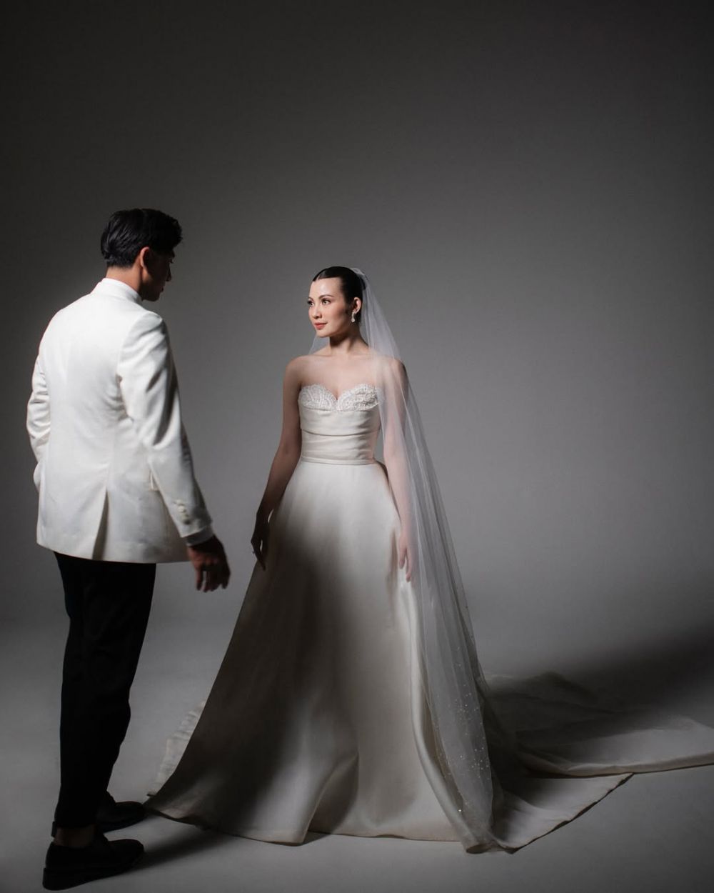 Siap nikah usai 4 tahun pacaran, 9 potret prewedding Harris Vriza dan Haviza Anjani berkonsep monokrom