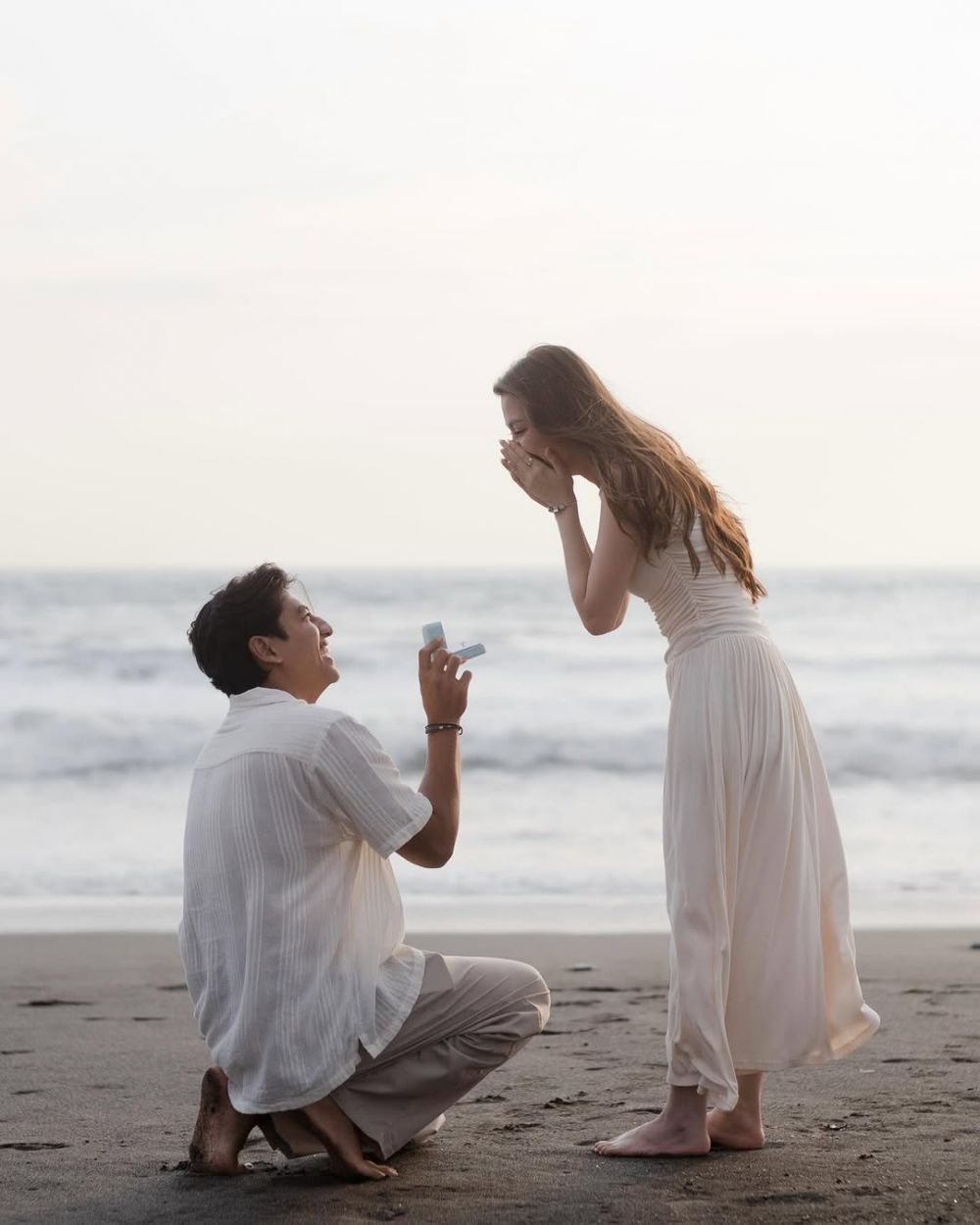 Siap nikah usai 4 tahun pacaran, 9 potret prewedding Harris Vriza dan Haviza Anjani berkonsep monokrom