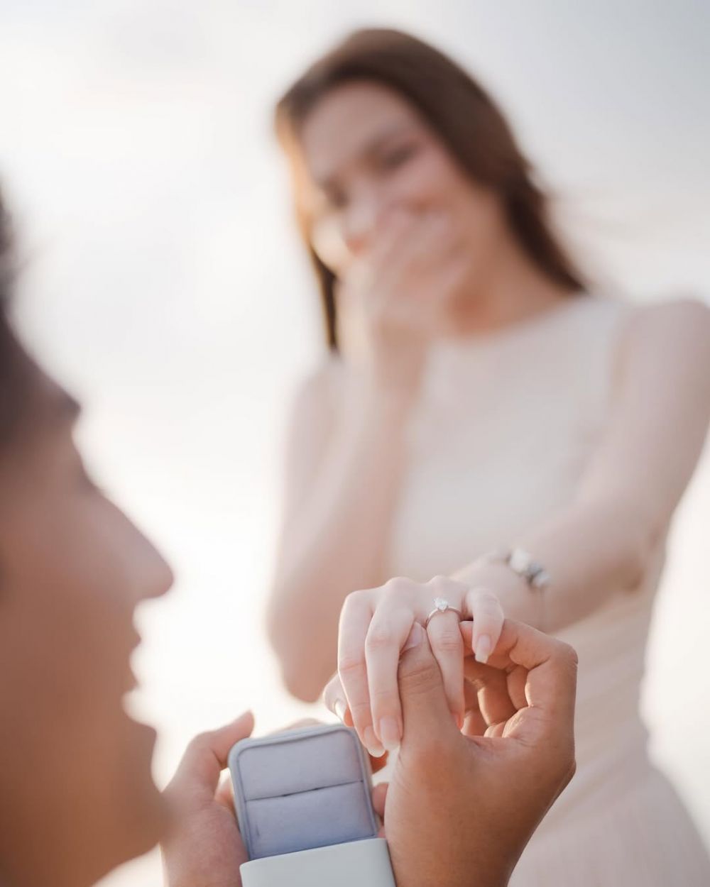 Siap nikah usai 4 tahun pacaran, 9 potret prewedding Harris Vriza dan Haviza Anjani berkonsep monokrom