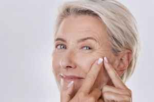 Cara mengatasi garis halus pada area wajah dengan 1 bahan minuman, bukan pakai putih telur