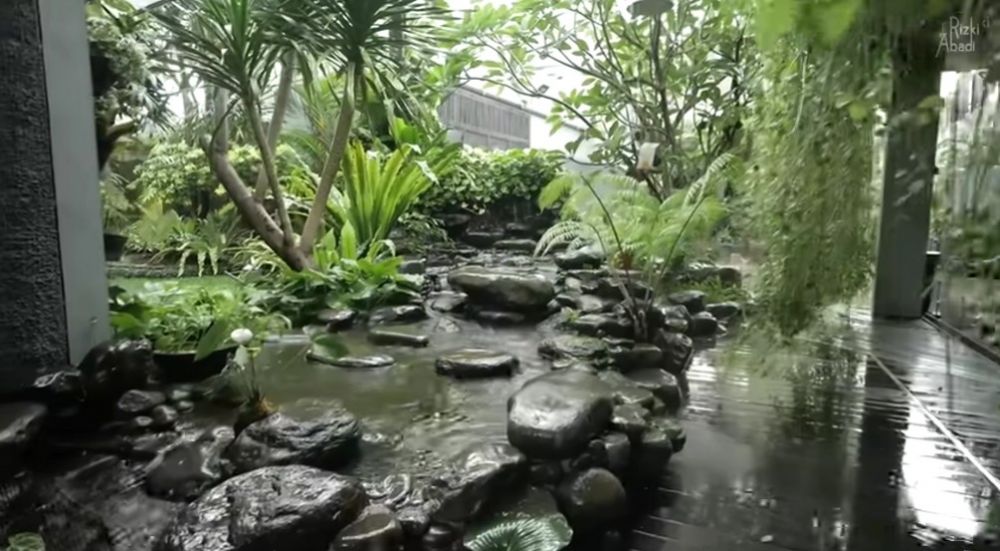 Rumah berdesain tropis ini punya sungai sepanjang 11 meter, 11 potretnya serasa tinggal di surga dunia