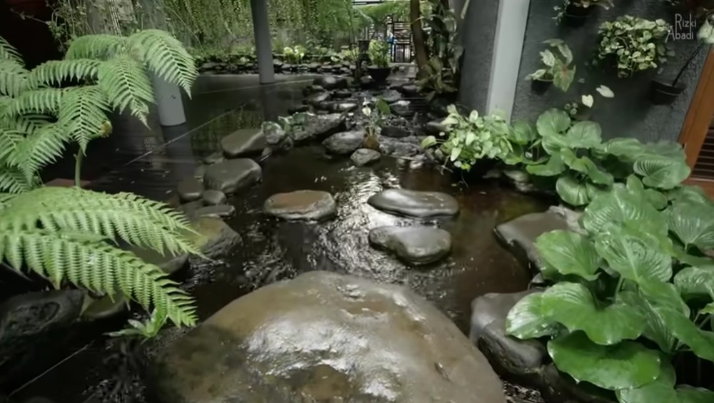 Rumah berdesain tropis ini punya sungai sepanjang 11 meter, 11 potretnya serasa tinggal di surga dunia