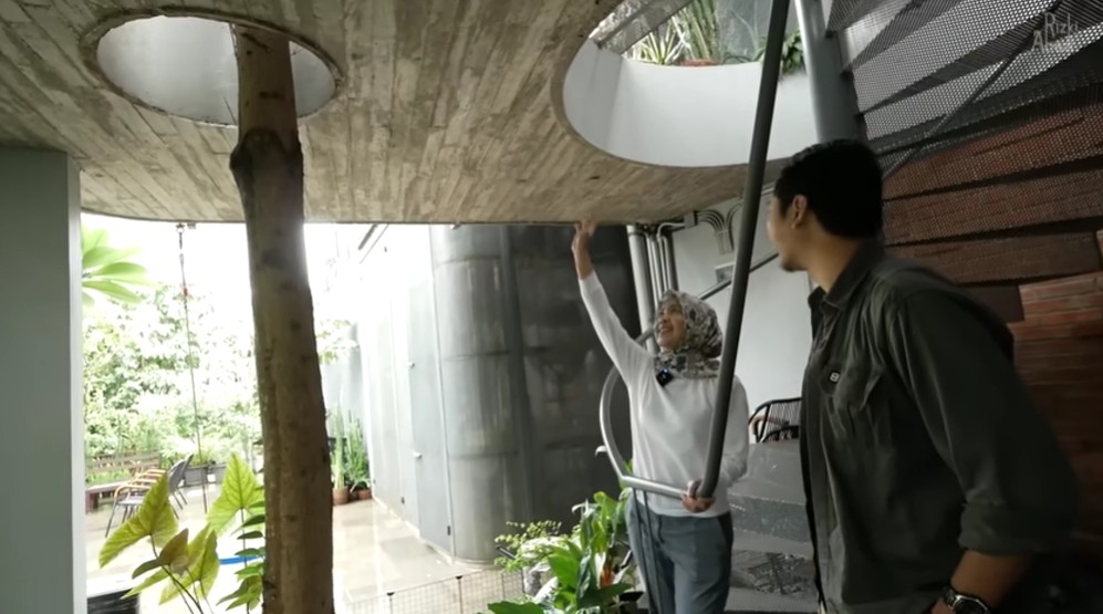 Rumah berdesain tropis ini punya sungai sepanjang 11 meter, 11 potretnya serasa tinggal di surga dunia