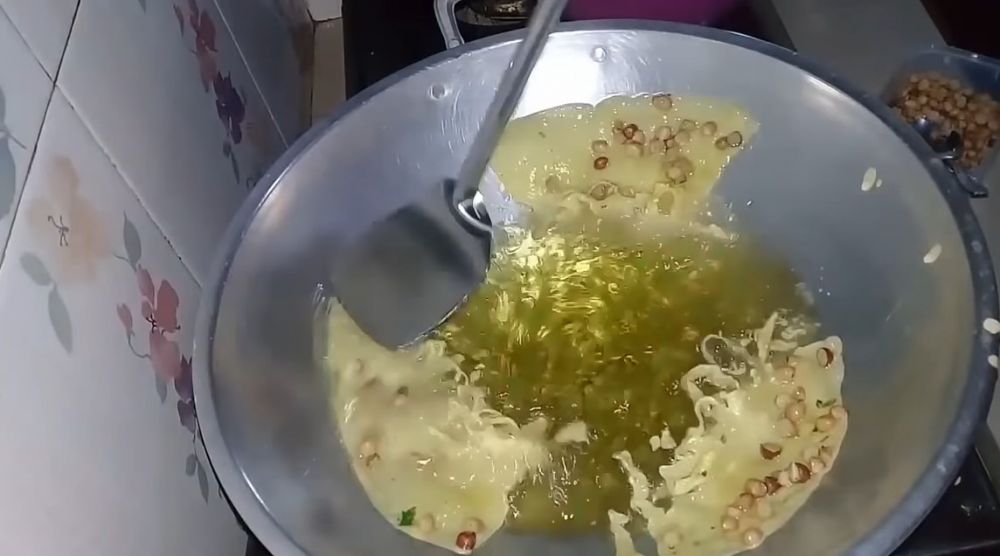 Trik bikin rempeyek nggak keras dan bebas minyak andalkan 1 jenis tepung