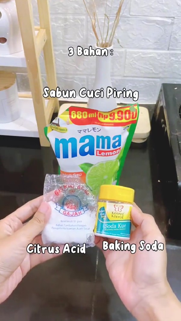 Tak disikat lama, trik bersihkan kerak lantai kamar mandi cuma 5 menit, noda luruh pakai 1 bahan dapur