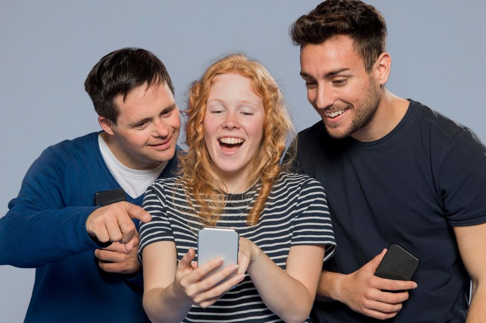 22 Adu pantun lucu yang cocok untuk seru-seruan bareng teman