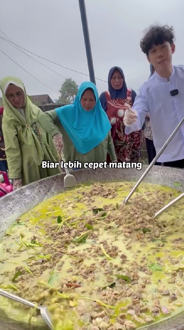 Tak kapok konten masak di Palembang dikritik, Willie Salim kini masak besar lagi, ini 9 momennya