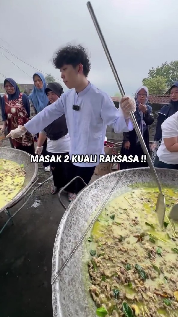 Tak kapok konten masak di Palembang dikritik, Willie Salim kini masak besar lagi, ini 9 momennya